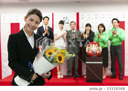 選挙 当選 政治家 女性 選挙事務所 選挙活動 ポートレート 選挙 当選 政治家 女性 選挙事務所 選挙活動 ポートレート 33526568
