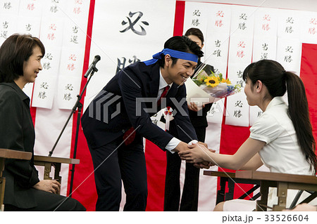 選挙 当選 政治家 男性 選挙事務所 後援 選挙 当選 政治家 男性 選挙事務所 後援 33526604