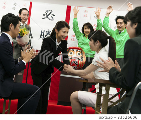 選挙　当選　政治家　 女性　選挙事務所　選挙活動 33526606