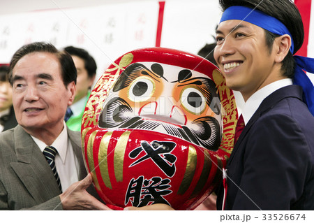 選挙　当選　政治家　 男性　選挙事務所　選挙活動 33526674