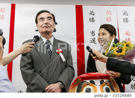 選挙　当選　政治家　 男性　選挙事務所　選挙活動　記者会見 33526680