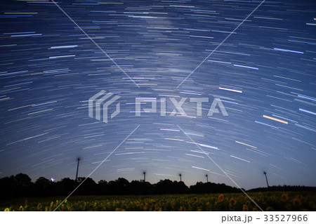 風車並ぶ郡山布引高原のひまわり畑と星空 33527966