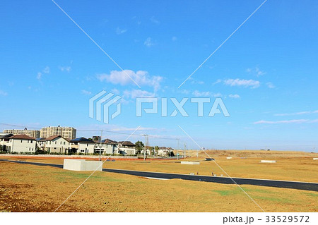 青空の住宅街と建設予定の土地 青空の住宅街と建設予定の土地 33529572