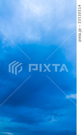 8月の空と雲 (縦) 8月の空と雲 (縦) 33530514