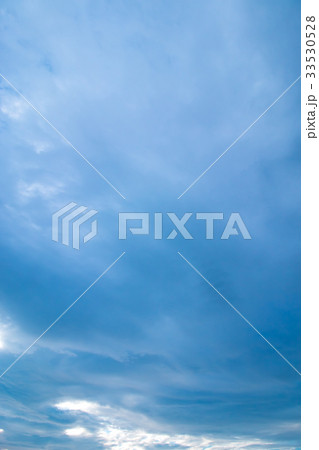 8月の空と雲 (縦) 8月の空と雲 (縦) 33530528