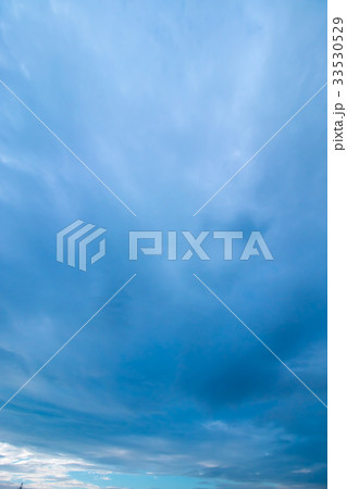8月の空と雲 （縦） 33530529