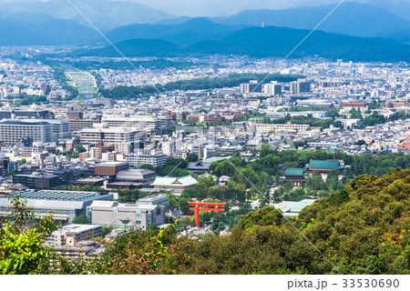 京都　平安神宮と北山方面の町並み 33530690
