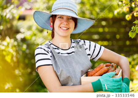 Image of brunette with carrot 33533546
