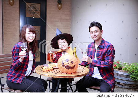 ハロウィンパーティを楽しむ親子 33534677