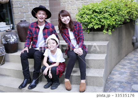 階段に座る家族 33535176
