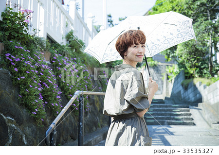 女性　旅行　ショートトリップ　散策　散歩　一人旅 33535327