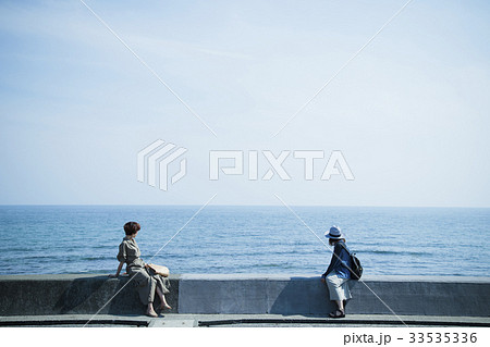 女性　旅行　海　ショートトリップ　散策　散歩 33535336