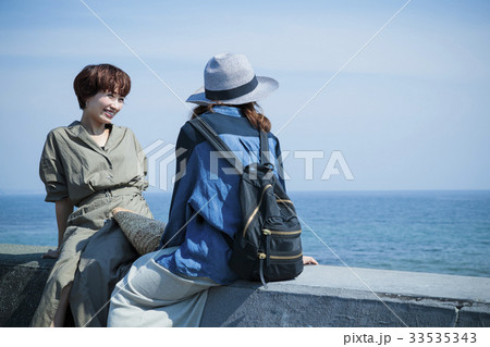 女性 旅行 海 ショートトリップ 散策 散歩 女性 旅行 海 ショートトリップ 散策 散歩 33535343