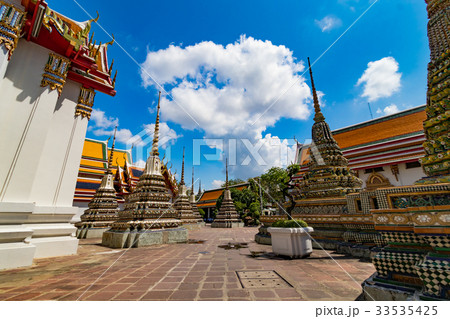 バンコク、ワット・ポー、花の咲く涅槃仏寺　 33535425