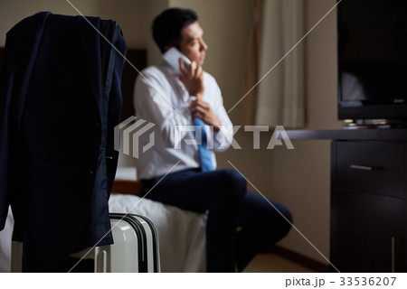 スーツ越しに携帯で話すビジネスマン 33536207