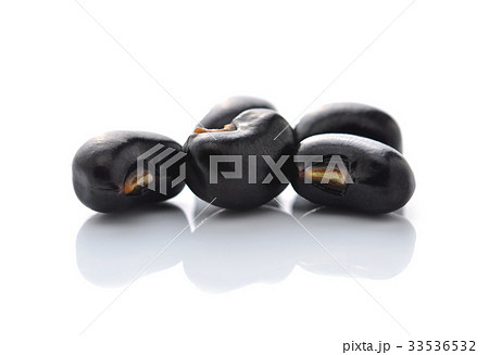Beans isolated on white background 33536532