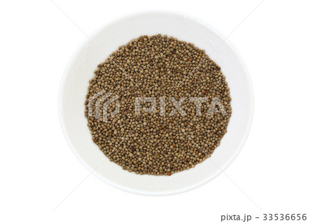 白い皿に入れたエゴマの実 33536656