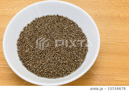 白い皿に入れたエゴマの実 33536676