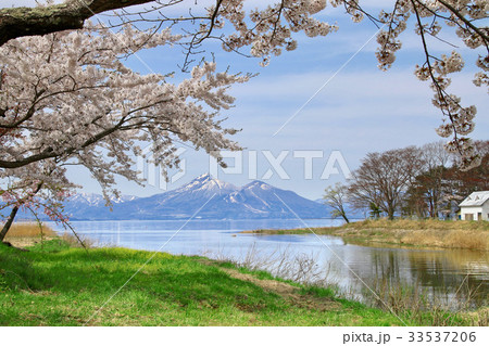 春の磐梯山と猪苗代湖(郡山市・湖南町) 春の磐梯山と猪苗代湖(郡山市・湖南町) 33537206