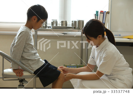 看護師さんと少年 33537748
