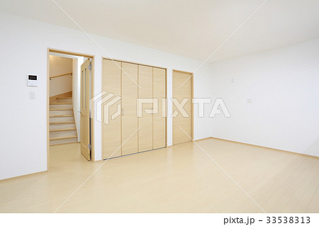 新築住宅 リビングダイニングキッチンと階段 33538313