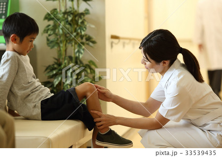 看護師さんと少年 看護師さんと少年 33539435