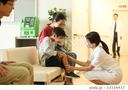 看護師さんと少年 看護師さんと少年 33539437
