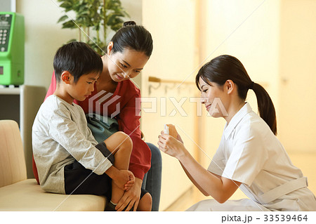 看護師さんと少年 看護師さんと少年 33539464