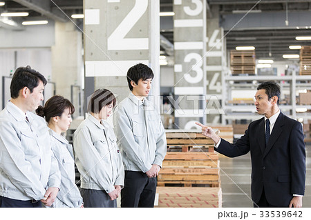 物流　倉庫　働く人々　ミス　謝罪　叱る　 33539642