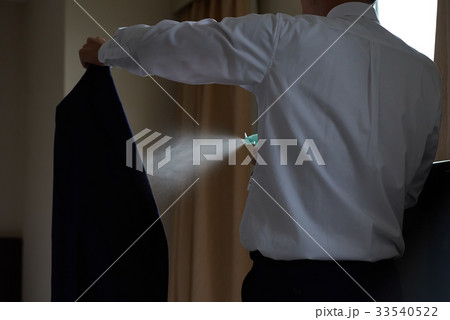 消臭スプレーを使うビジネスマン 33540522