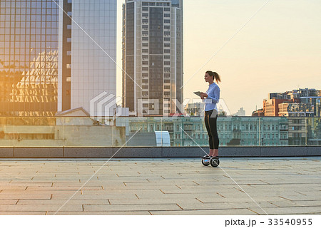 Woman in the city. 33540955