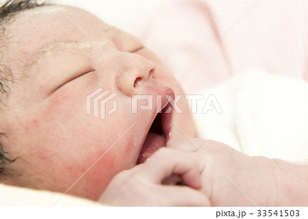 お母さんに抱かれる生まれたての赤ちゃん お母さんに抱かれる生まれたての赤ちゃん 33541503