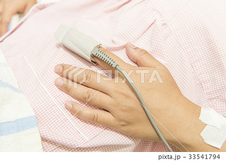 パルスオキシメーターを装着する妊婦の手 33541794