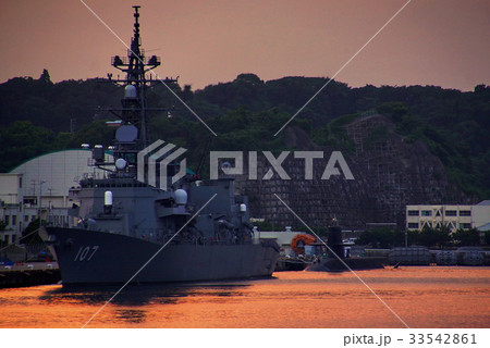 横須賀港 夕景 護衛艦いかづち ＆ 潜水艦そうりゅう （ 神奈川県 横須賀市 ） 33542861