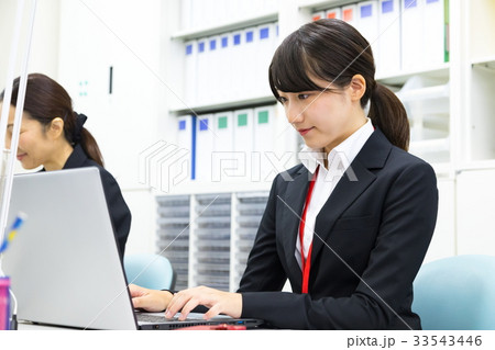 女性社員　OL　手元　ビジネスマン　サラリーマン　パソコン　オフィスイメージ　ビジネスイメージ 33543446