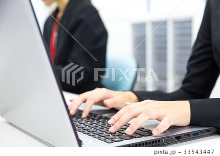 女性社員　OL　手元　ビジネスマン　サラリーマン　パソコン　オフィスイメージ　ビジネスイメージ 33543447