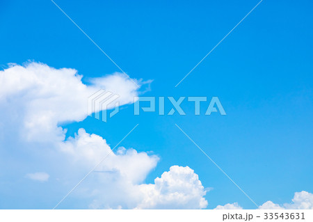 真夏の空 梅時期の晴れ間 雲 コピースペース 広いコピースペース 汎用的な空 真夏の空 梅時期の晴れ間 雲 コピースペース 広いコピースペース 汎用的な空 33543631