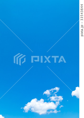 真夏の空　梅時期の晴れ間　雲　コピースペース　広いコピースペース　汎用的な空 33543644