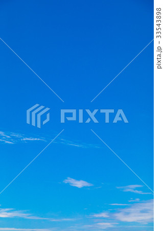 真夏の空 梅雨明けの空 雲 コピースペース 広いコピースペース 汎用的な空 真夏の空 梅雨明けの空 雲 コピースペース 広いコピースペース 汎用的な空 33543898