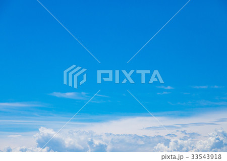 真夏の空　梅雨明けの空　雲　コピースペース　広いコピースペース　汎用的な空 33543918