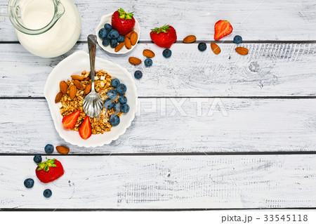 Granola with fruits breakfast in top view 33545118