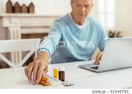 Selective focus of a blister pack with pills 33546792