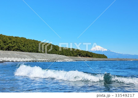 青空と青い海の三保の松原　そして富士山 33549217