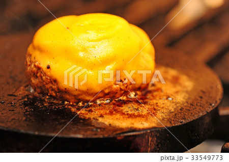 チーズハンバーグを焼く チーズハンバーグを焼く 33549773