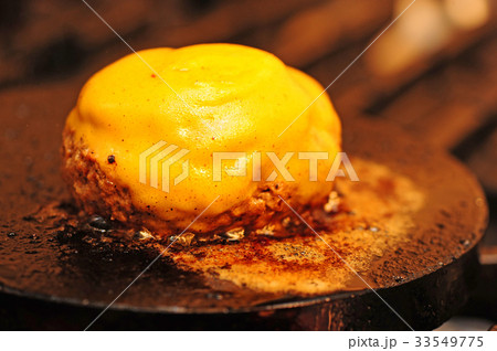 チーズハンバーグを焼く チーズハンバーグを焼く 33549775