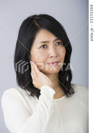 悩みを抱える女性 悩みを抱える女性 33550368
