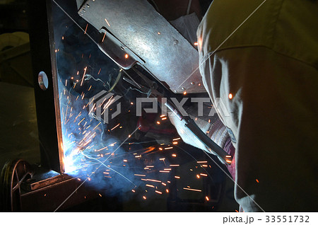 溶接作業の職人さん 33551732