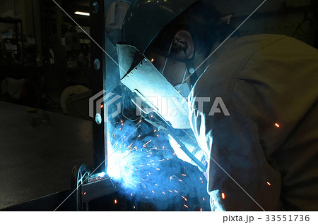 溶接作業の職人さん 33551736