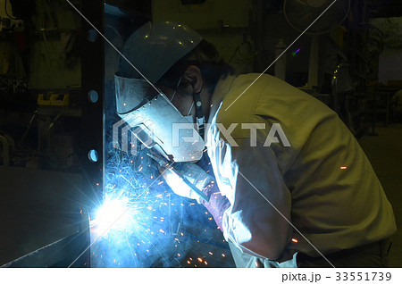 溶接作業の職人さん 溶接作業の職人さん 33551739