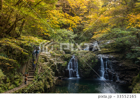 秋の赤目四十八滝　赤目五瀑の一つ　荷担滝 33552165